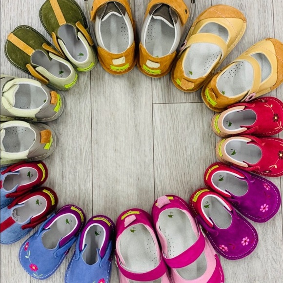 💥HP💥🌺NWT Pipit Suede “ Flower” Baby Shoes🌺 - Picture 2 of 9